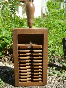 Boite en  bois  , ancien outil  vintage