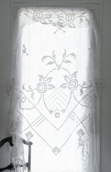 Grand rideau ancien au crochet en coton blanc cassé