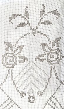 Grand rideau ancien au crochet en coton blanc cassé