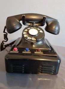 ancien téléphone en bakélite noire années 40