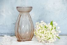 Petit vase en verre moulé rosé années 40/50