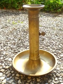bougeoir  a poussoir  en laiton , vintage