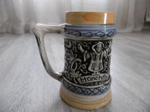 Vintage, chope de bière allemande en céramique avec des scèn