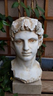 buste de jeune homme de l'Antiquité en plâtre sur socle en m