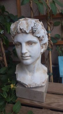 buste de jeune homme de l'Antiquité en plâtre sur socle en m