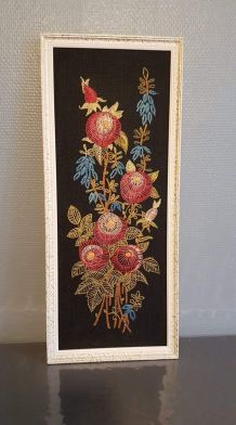 broderie encadrée vintage fleurs sur tissu noir 