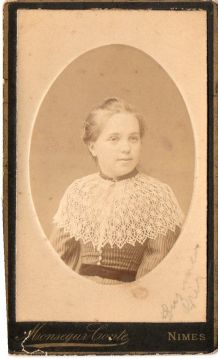 photo ancienne femme cape pèlerine dentelle vers 1900