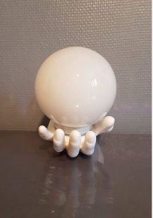 applique murale main céramique blanche  globe opaline blanc