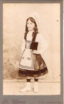 photo ancienne enfant en costume traditionnel vers 1900
