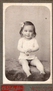 photo ancienne enfant avec nœud dans les cheveux vers 1900