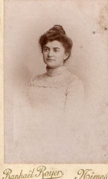 photo ancienne femme au chignon et col dentelle vers 1900