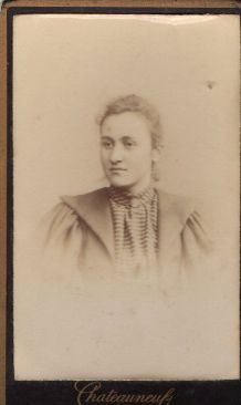 photo ancienne femme au gilet vers 1900