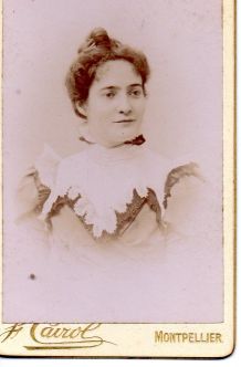 photo ancienne femme au grand col dentelle vers 1900