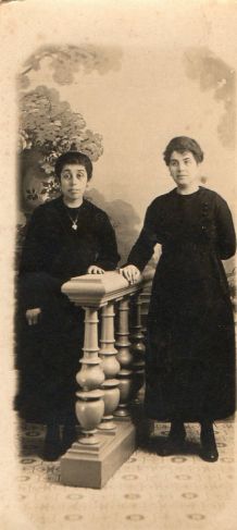 photo ancienne 2 femmes près d'une balustre vers 1900