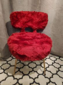 chaise moumoute rouge foncé Pelfran en très bon état