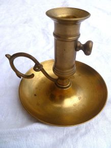 bougeoir ancien avec poussoir en laiton , vintage