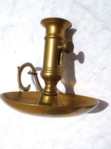 bougeoir ancien avec poussoir en laiton , vintage