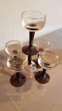 6 verres à liqueur anciens avec pieds violets