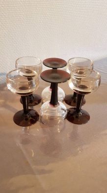 6 verres à liqueur anciens avec pieds violets