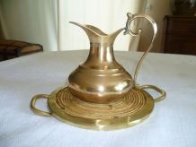 Pichet laiton sur plateau de paille bordé laiton Inde