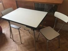 Buffet ,petite table et 2 chaises en Formica beige