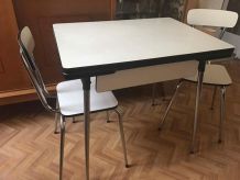 Buffet ,petite table et 2 chaises en Formica beige