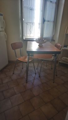 petite table et deux chaises formica noisette