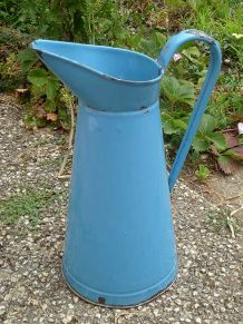 broc  en  tole  émaillée  bleu,  vintage
