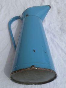 broc  en  tole  émaillée  bleu,  vintage