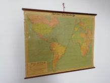 Ancienne carte du monde avec des lignes de navigation