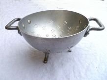 Passoire  en  aluminium  ,  vintage