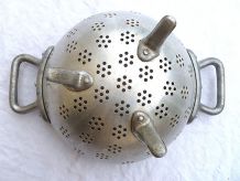 Passoire  en  aluminium  ,  vintage