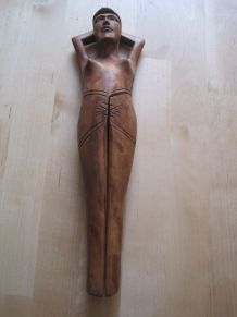 GRAND CASSE NOIX EN BOIS SCULPTÉ   EN FORME DE FEMME NUE