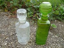 lot de 2 anciens flaçons en  verre , vintages