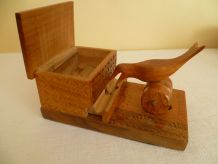 Distributeur de cigarette bois ciselé, articulé Inde