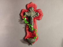 Christ en Croix sur Velours Rouge / Bénitier Mural Français