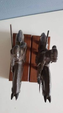 serre-livres chevaliers en régule et socles en bois 