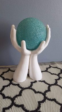 grande lampe mains céramique avec globe bleu en polymère 
