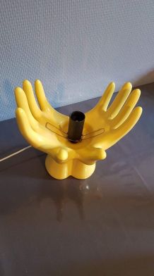 lampe mains en céramique jaune avec globe opaline blanche