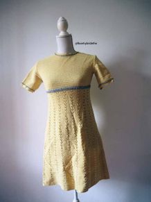 Mini robe babydoll en crochet jaune pastel Twiggy GoGo vinta