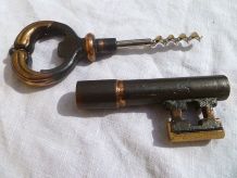 clée  tire bouchon, decapsuleur en metal,  vintage