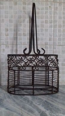 Porte bouteilles en métal rouillé 