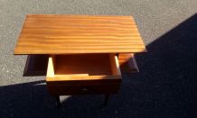 Table d'appoint en bois vernis avec un éclat au coin gauche