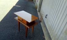 Table d'appoint en bois vernis avec un éclat au coin gauche