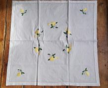 Nappe en coton brodée main  au point "passé empiètant"