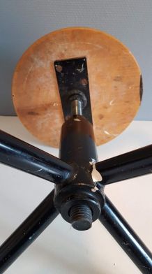 tabouret d'atelier en bois verni et structure métal noir 