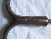 tire bouchon ancien en métal « Commercial »