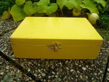 caisse , boite  ancienne en bois peint