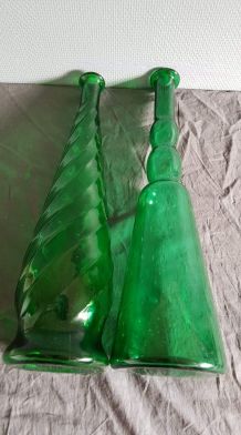 lot de 2 bouteilles carafes vertes dont 1 torsadée vintage