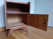  Chevet à pieds compas à relooker